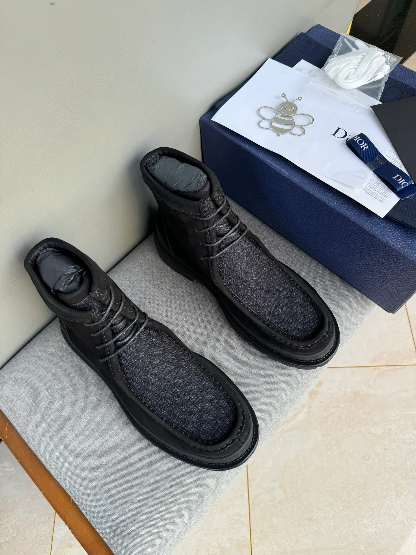 [DIOR] Top P: 1000💰 Number of yards: 39~44 (38.45 custom-made, non-refundable) Dior Dior~ Winter series, original 1:1 development Casual men's leather shoes Heavy investment, shoes and boots are made of imported cowhide + imported Dior special fabric Not easy to deform black cowhide lining Dior large hardware inlay Original TPU vacuum outsole, black cowhide Black open edge beads Military green suede Black suede Khaki suede leather is crafted by a large factory, and the perfect product is only prepared for you who know your taste! Any comparisons are welcome.